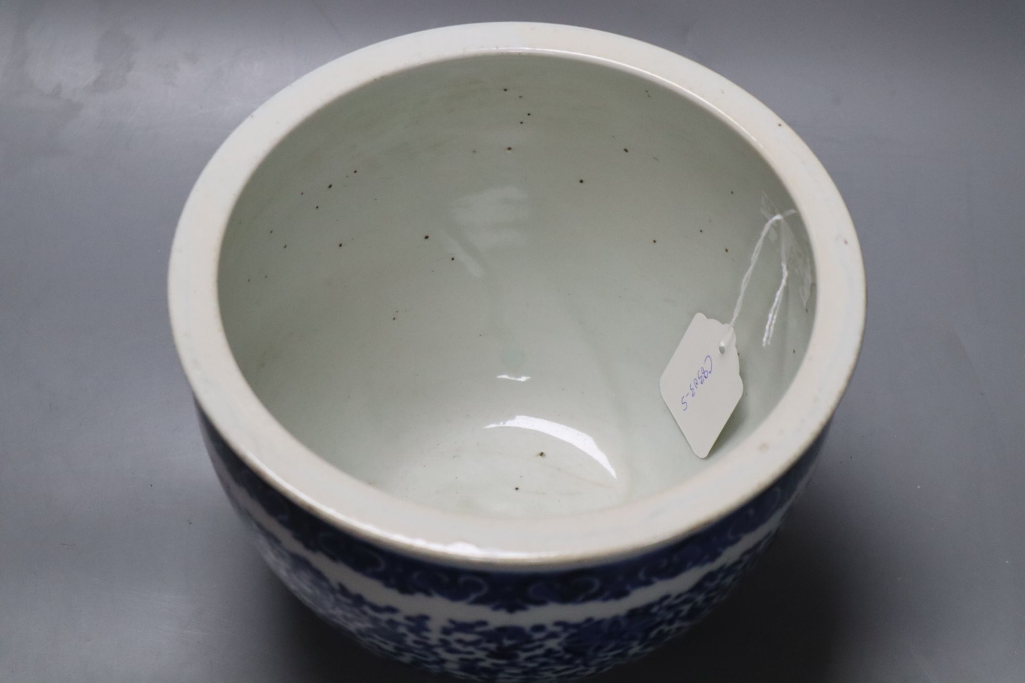 A small Chinese blue and white jardiniere, diameter 21cm